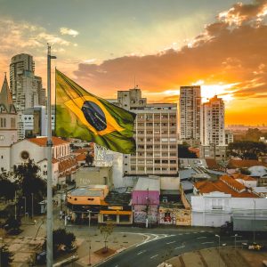 brasil-bandeira-cidade-scaled